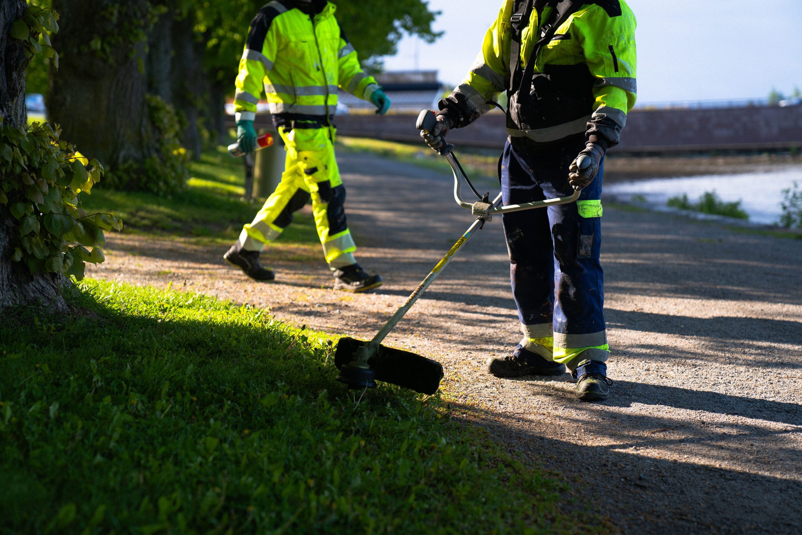 två personer, arbete park